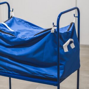 Carrello di trasporto metallico RTP Radom dotato di sacco tessile blu chiudibile con cerniera, utilizzato nella logistica professionale per lavanderie.