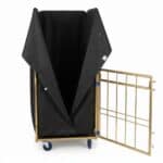 Carrello per lavanderia con copertura nera e parete laterale aperta – RTP Radom.